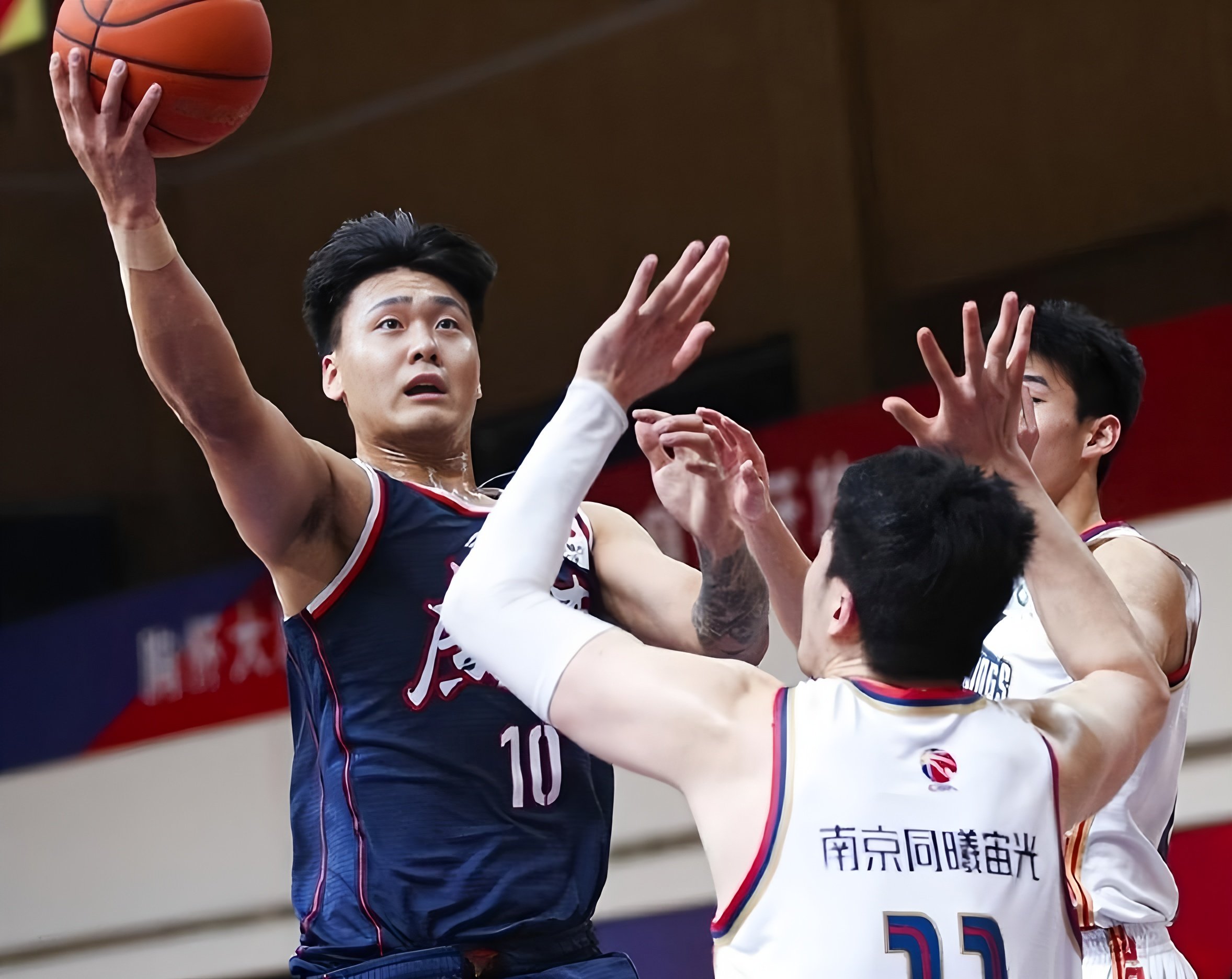 太狠了！深圳男篮伤情更新备战足总杯费耶诺德主帅复盘备战欧冠，多特蒙德围绕葡超手感冰凉的简单介绍